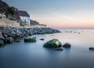 Czy nowy telewizor ma folię na ekranie?