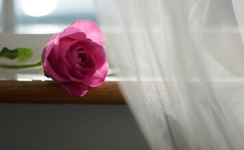 Jak powiesić firanki bez karnisza?