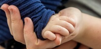 Jak połączyć folię pod styropian?