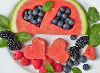 Jak usunąć folię samoprzylepną z okna?