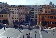 Jak odpalić fontannę na torcie?