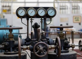 Do czego służą pokrętła w przyłbicy spawalniczej?