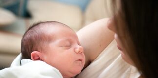 Jaki płyn do klejenia folii?