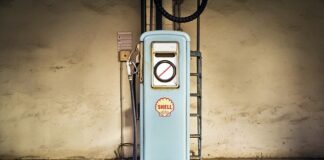 Ile spala paliwa samolot F 16?