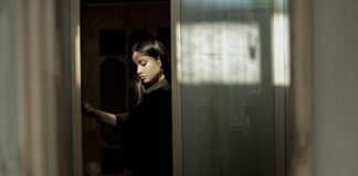 Jak szybko zerwać folię z szyby?