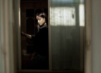 Jak szybko zerwać folię z szyby?