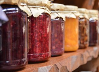 Czy do butelki z filtrem Brita można dodać cytrynę?