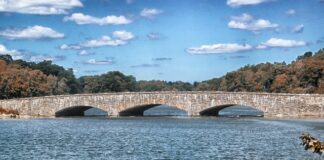 Dlaczego cząsteczka wody jest dipolem?